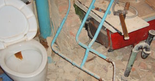 Профессиональный демонтаж перегородки ванной и туалета в бору - от 560 рублей